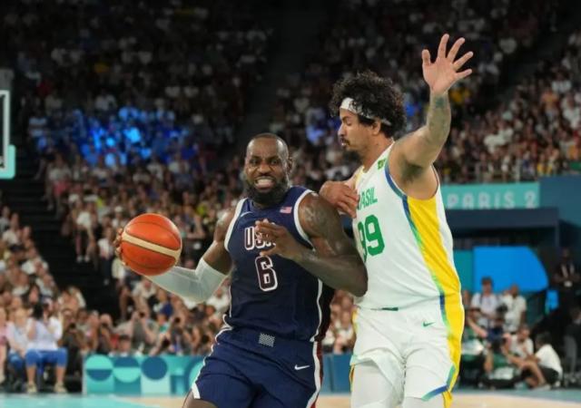 开云体育下载安装-17分钟9次助攻盘活全队 詹姆斯是梦之队绝对统帅